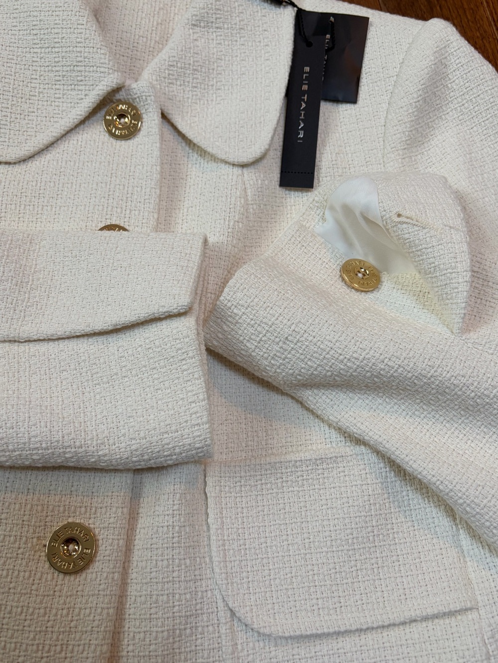 Elie Tahari Ivory Bouclé Structured Tweed Crop Jacket Gold Button Coat Size M - Picture 8 of 9